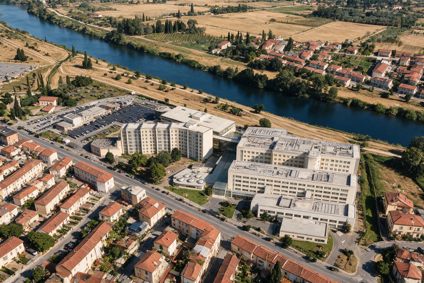 Vista aerea illustrativa dell’Ospedale San Giuseppe di Empoli vicino al fiume Arno